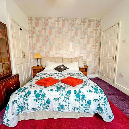 Wolves Living Bed & Breakfast Bushbury ภายนอก รูปภาพ