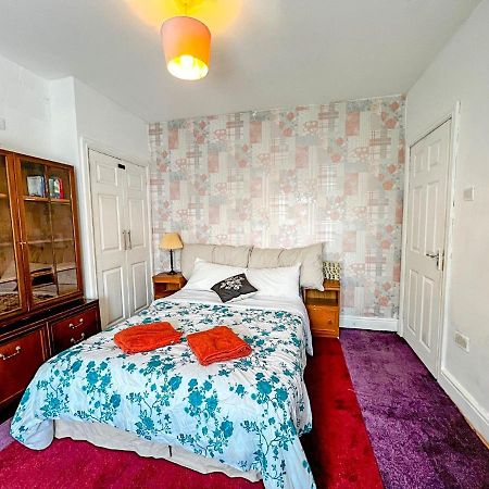 Wolves Living Bed & Breakfast Bushbury ภายนอก รูปภาพ