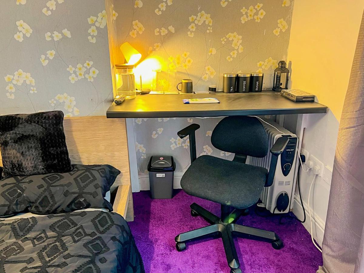 Wolves Living Bed & Breakfast Bushbury ภายนอก รูปภาพ