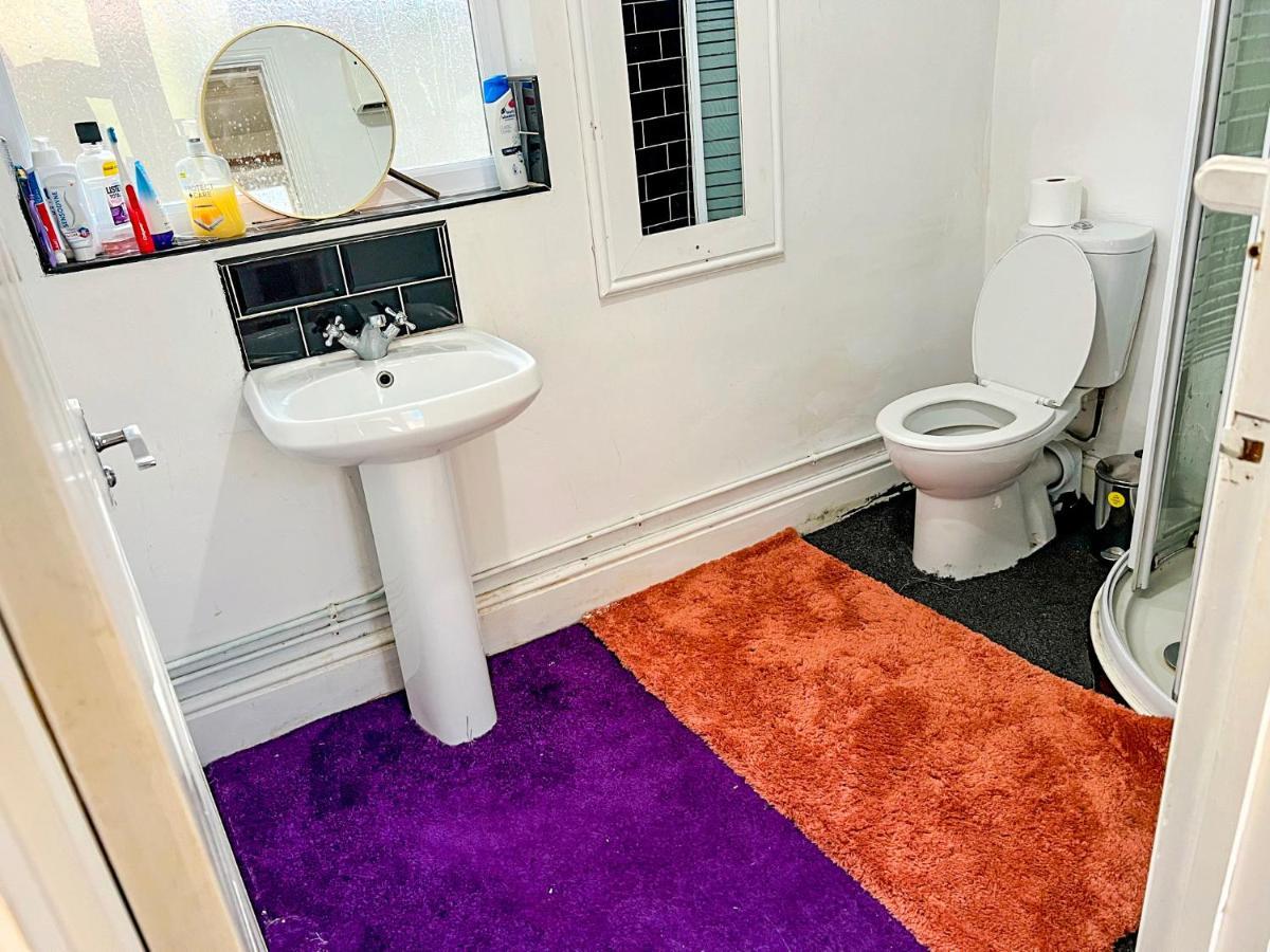 Wolves Living Bed & Breakfast Bushbury ภายนอก รูปภาพ