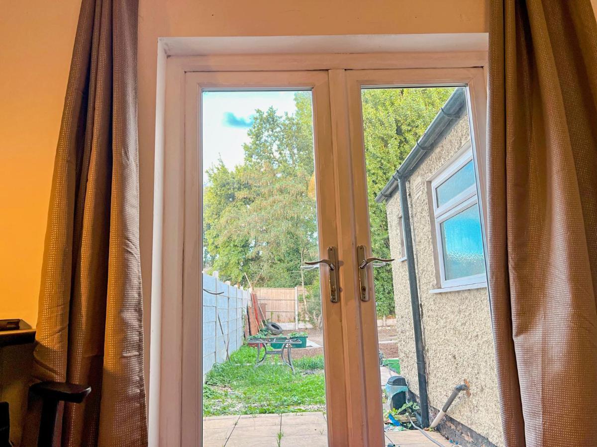 Wolves Living Bed & Breakfast Bushbury ภายนอก รูปภาพ
