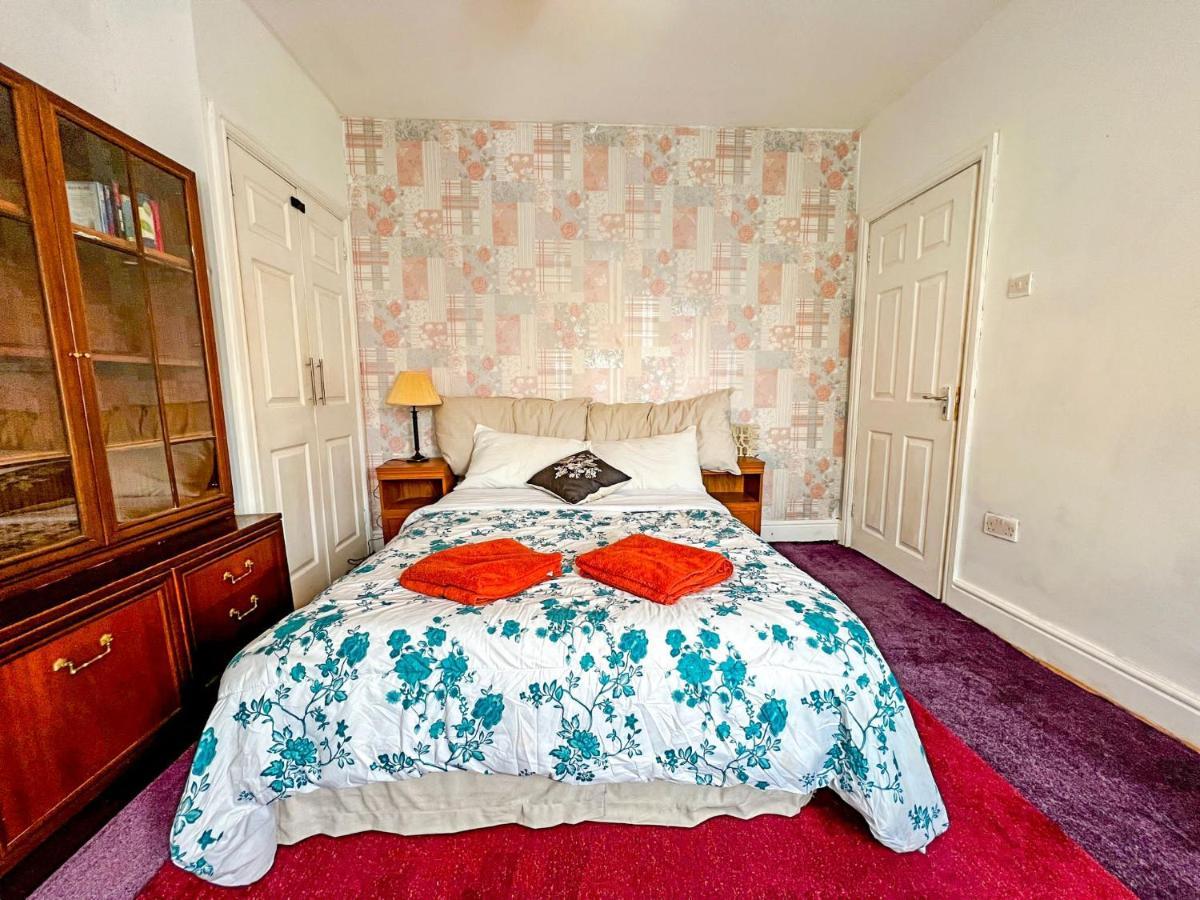 Wolves Living Bed & Breakfast Bushbury ภายนอก รูปภาพ