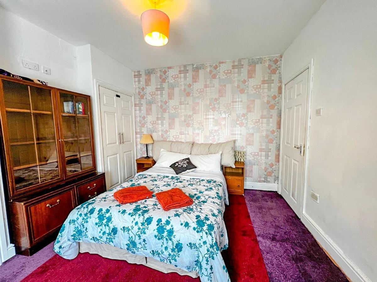 Wolves Living Bed & Breakfast Bushbury ภายนอก รูปภาพ