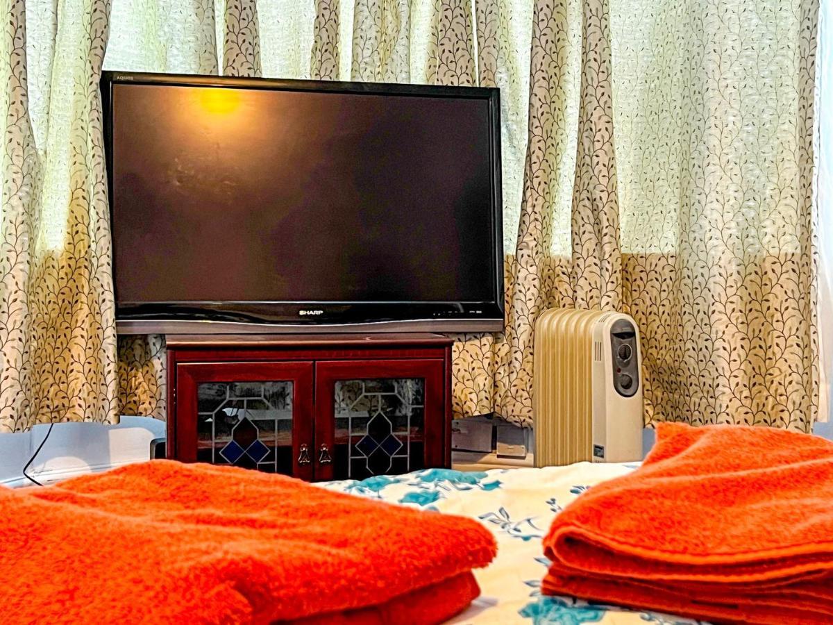 Wolves Living Bed & Breakfast Bushbury ภายนอก รูปภาพ